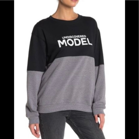 Erin & Sara SubUrban Riot Undiscovered Model graphic pullover top sweater - Picture 1 of 6
